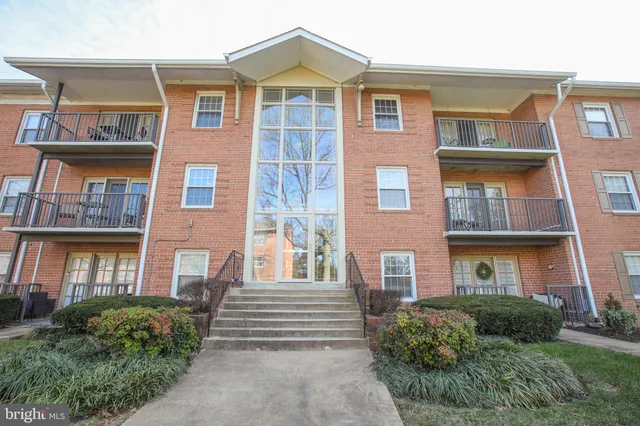 $325,000 | 3334 Spring Lane, Unit B22, Falls Church, VA 22041
