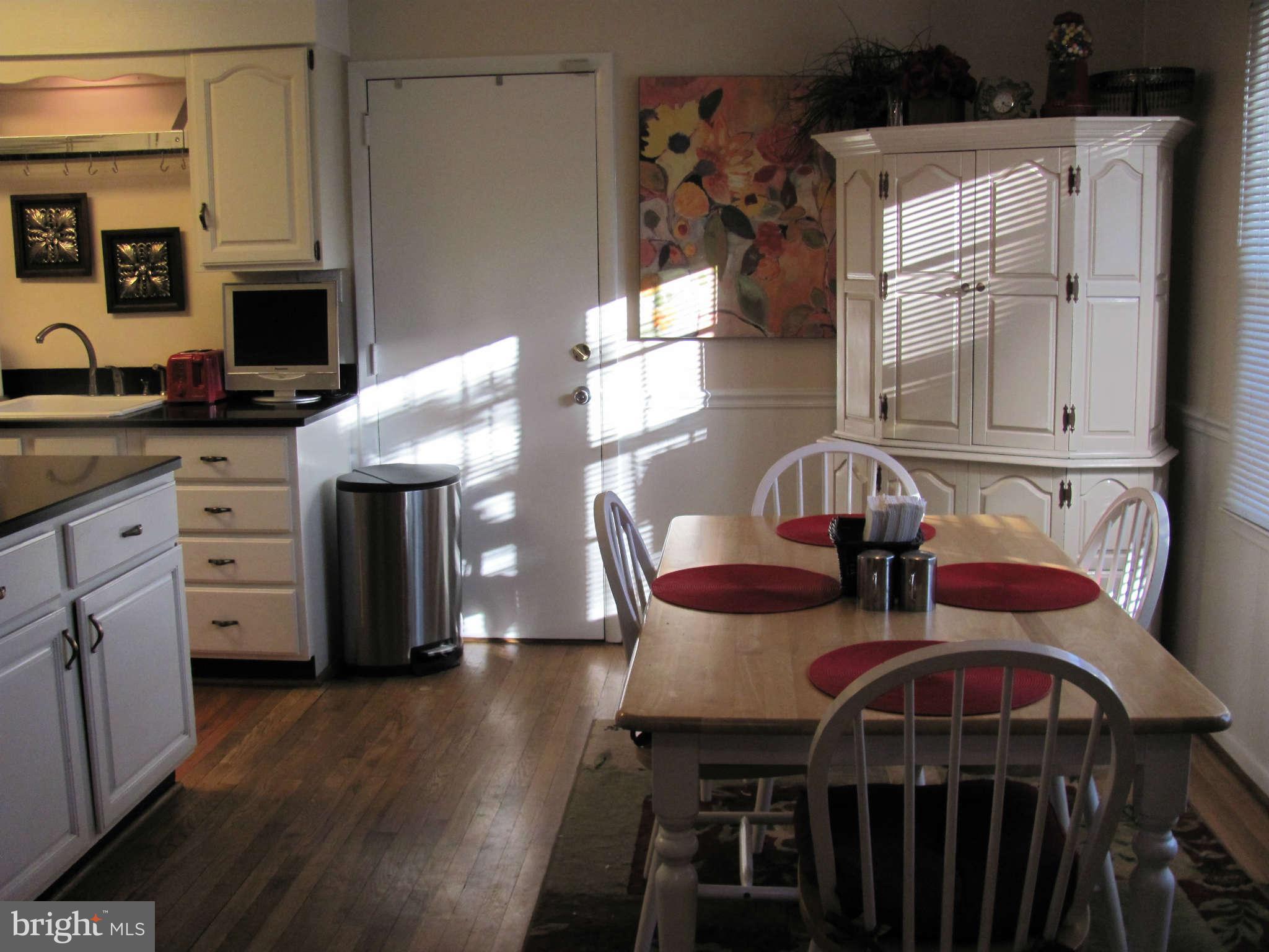 9108 Murdock Road Fairfax, VA 22032 - Photo 5 of 17 Eat-in Kitchen Table Space