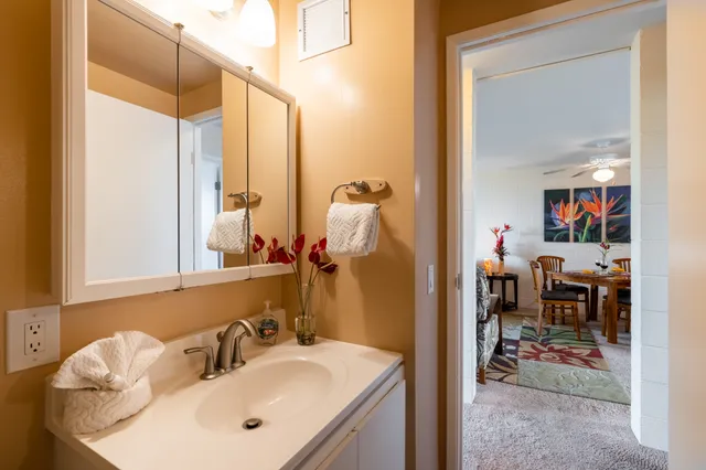 a en suite bathroom with a sink and a mirror
