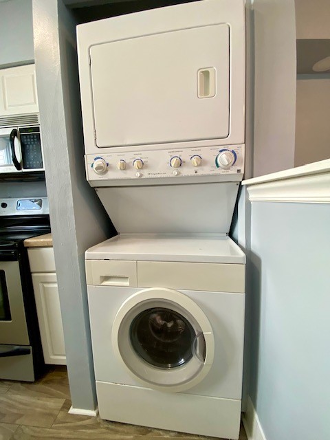 1302 West Pierce Street Houston, TX 77019 - Photo 8 of 12 a close up view of a washer and dryer