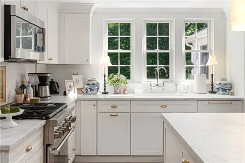 $1,195,000 | 3 Oak Manor Drive, Barrington, RI 02806