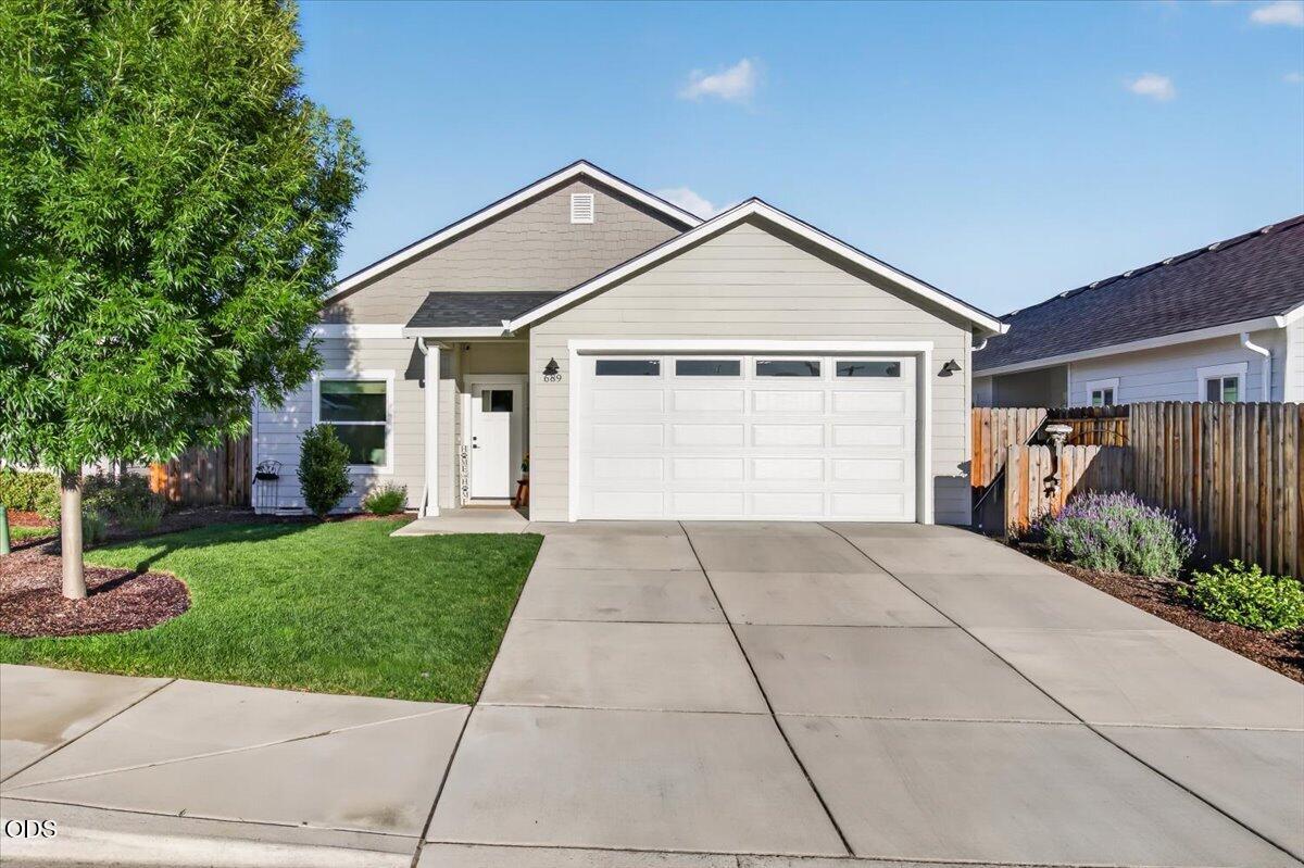 689 Heber Lane Medford, OR 97501 - Photo 1 of 24