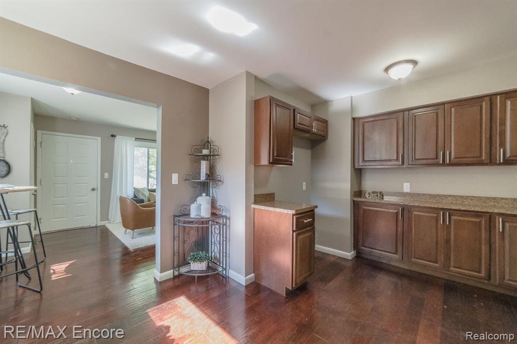 435 Rivard Boulevard Waterford, MI 48327 - Photo 13 of 37