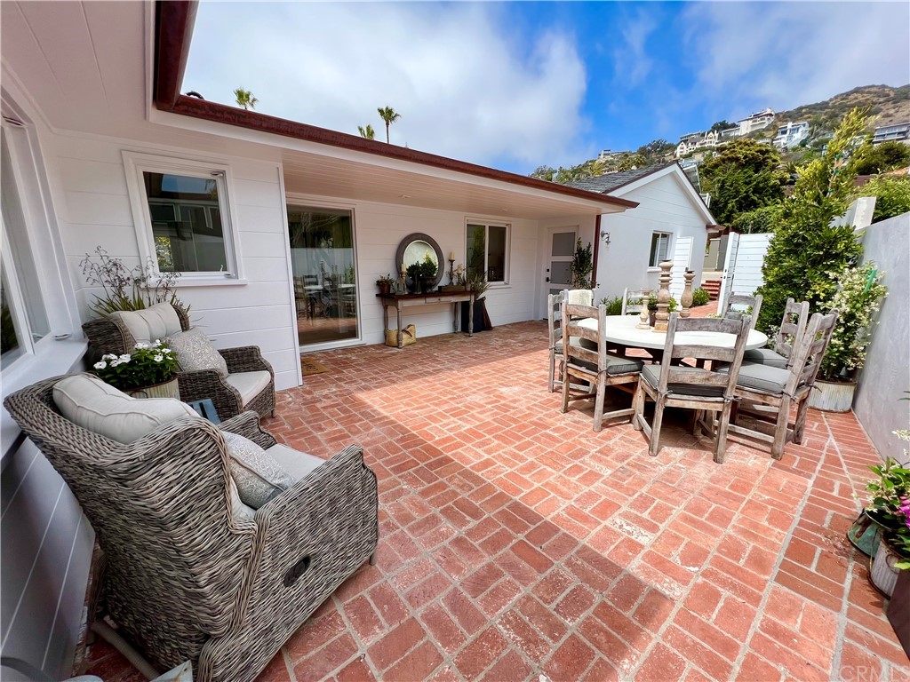 7 Camel Point Drive Laguna Beach, CA 92651 - Photo 8 of 48 a view of a livingroom with furniture