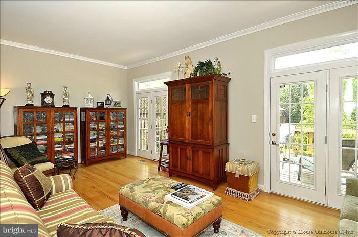 20365 Marguritte Square Sterling, VA 20165 - Photo 12 of 30 Living Room