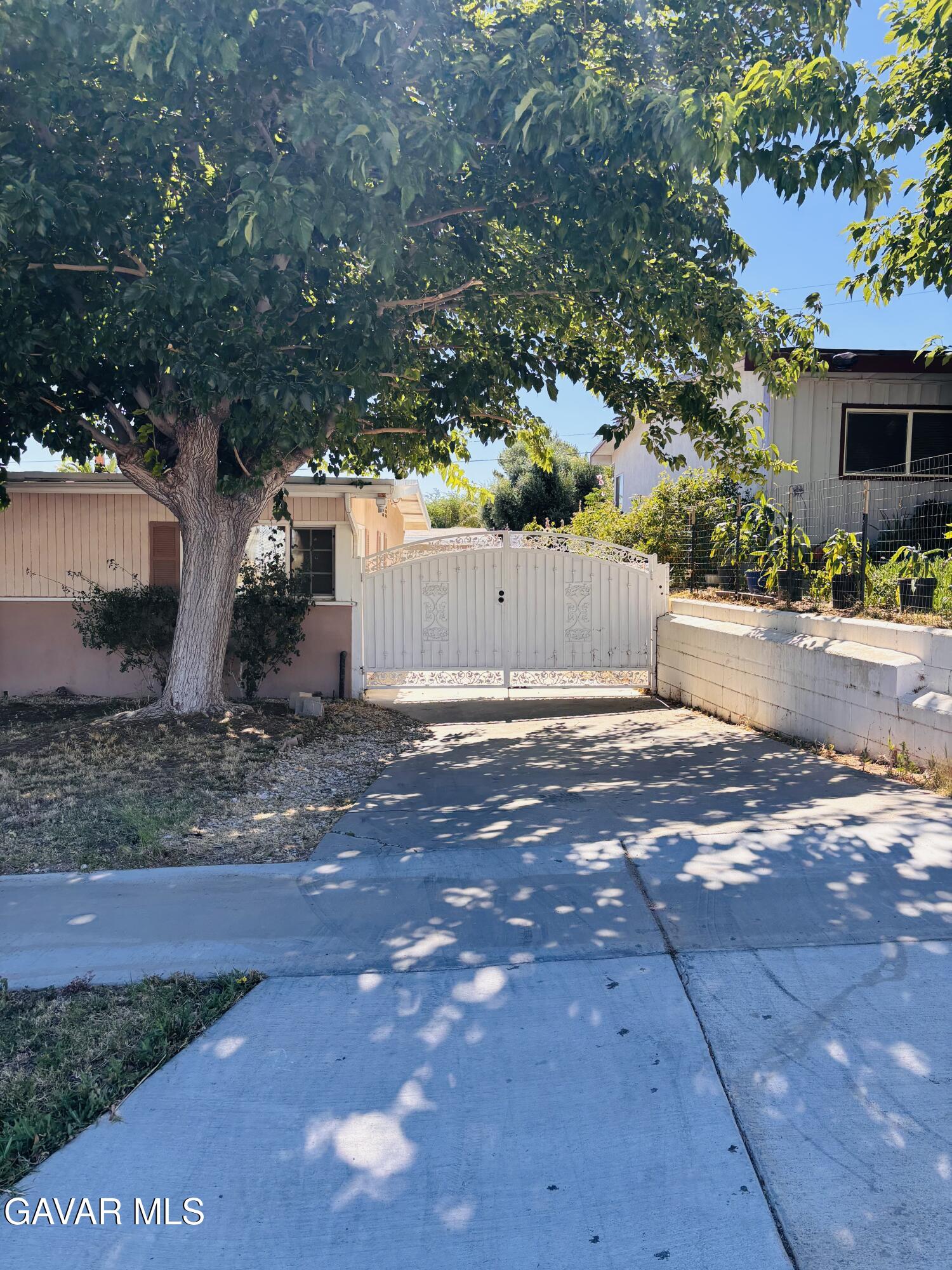 38650 Yucca Tree Street Palmdale, CA 93551 - Photo 2 of 20 IMG_9974 (1)