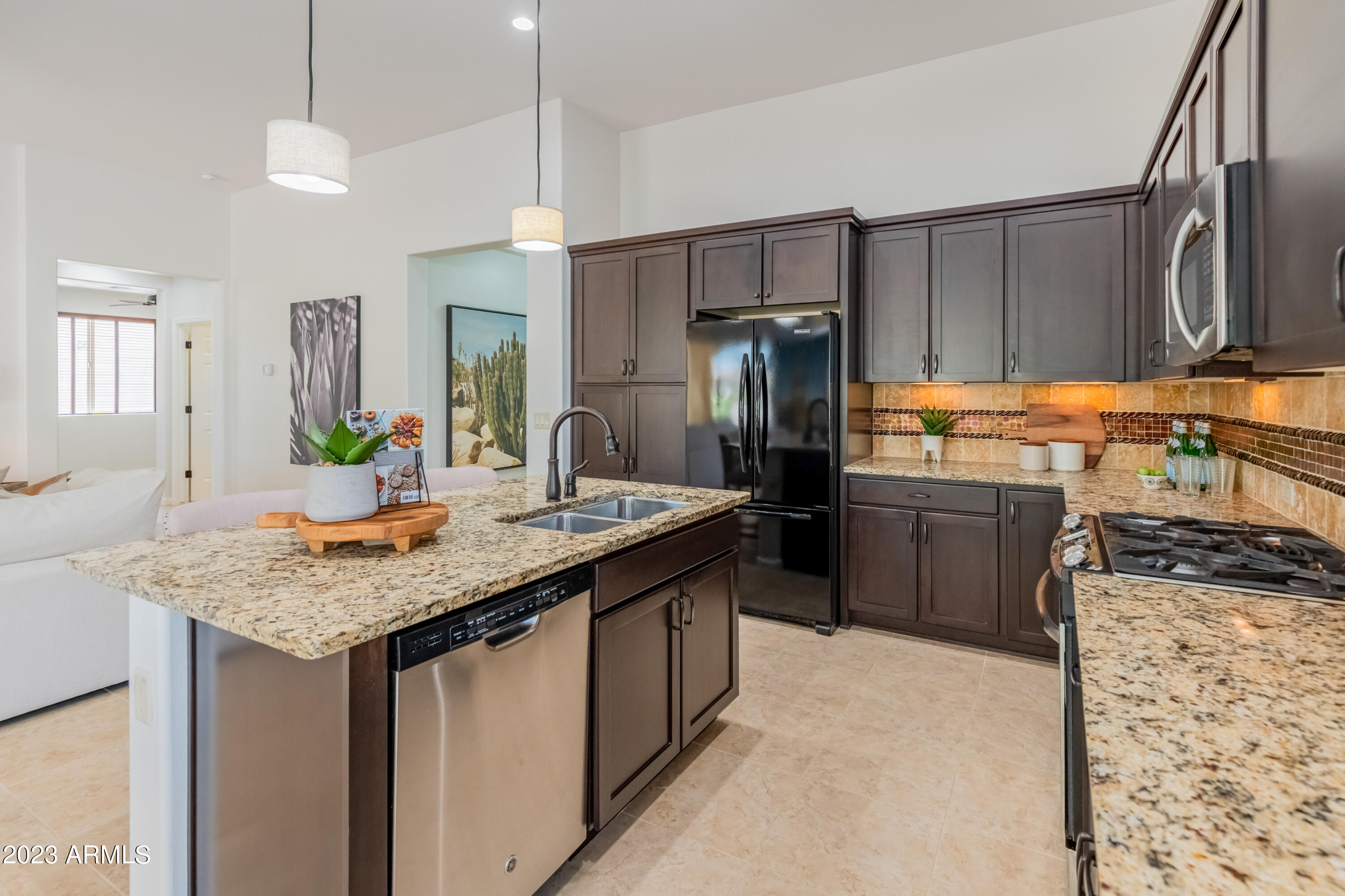 16478 West Almeria Road Goodyear, AZ 85395 - Photo 11 of 68 .