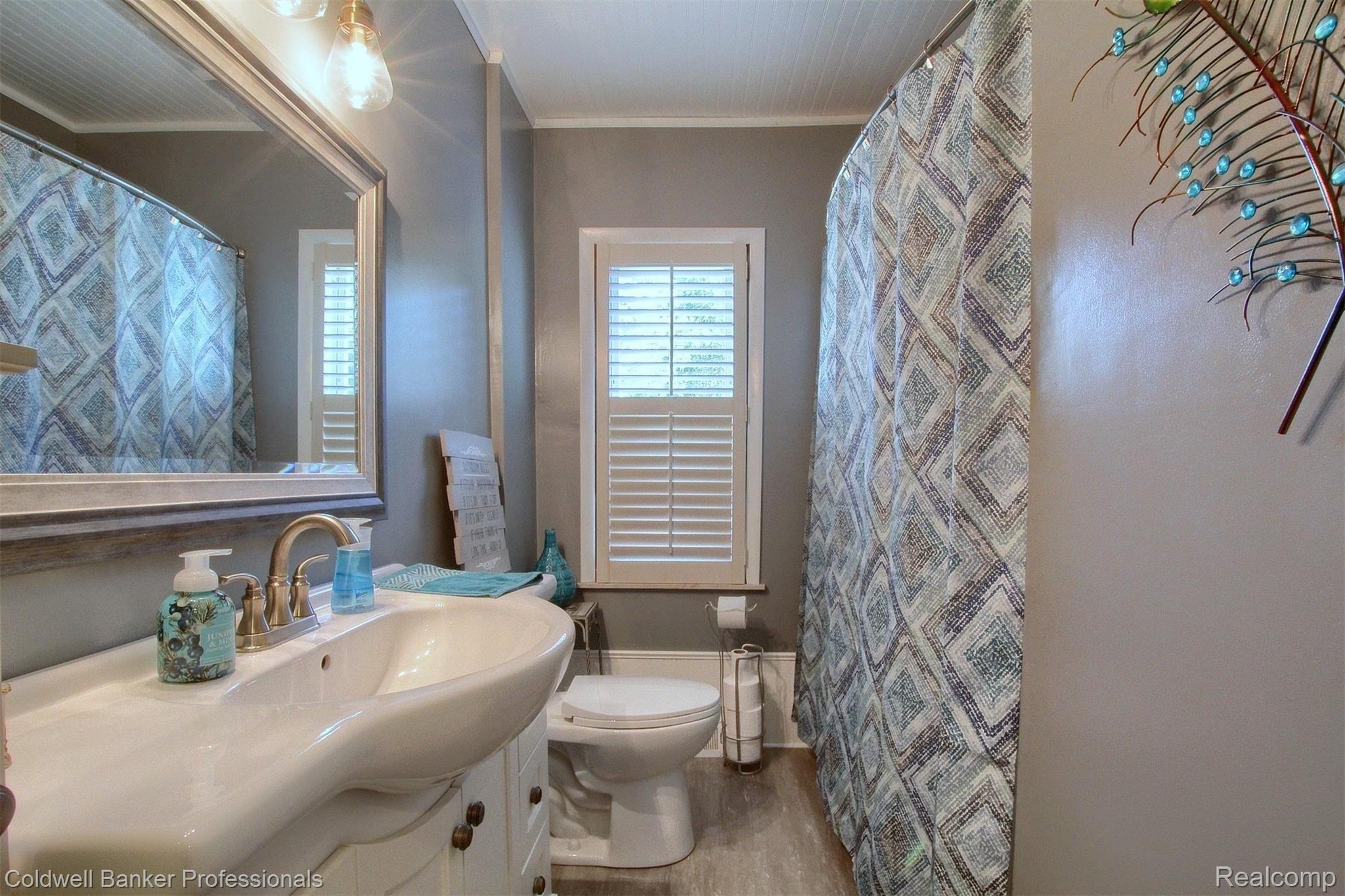13646 Hoeft Road Belleville, MI 48111 - Photo 26 of 34 26-Bathroom.jpg