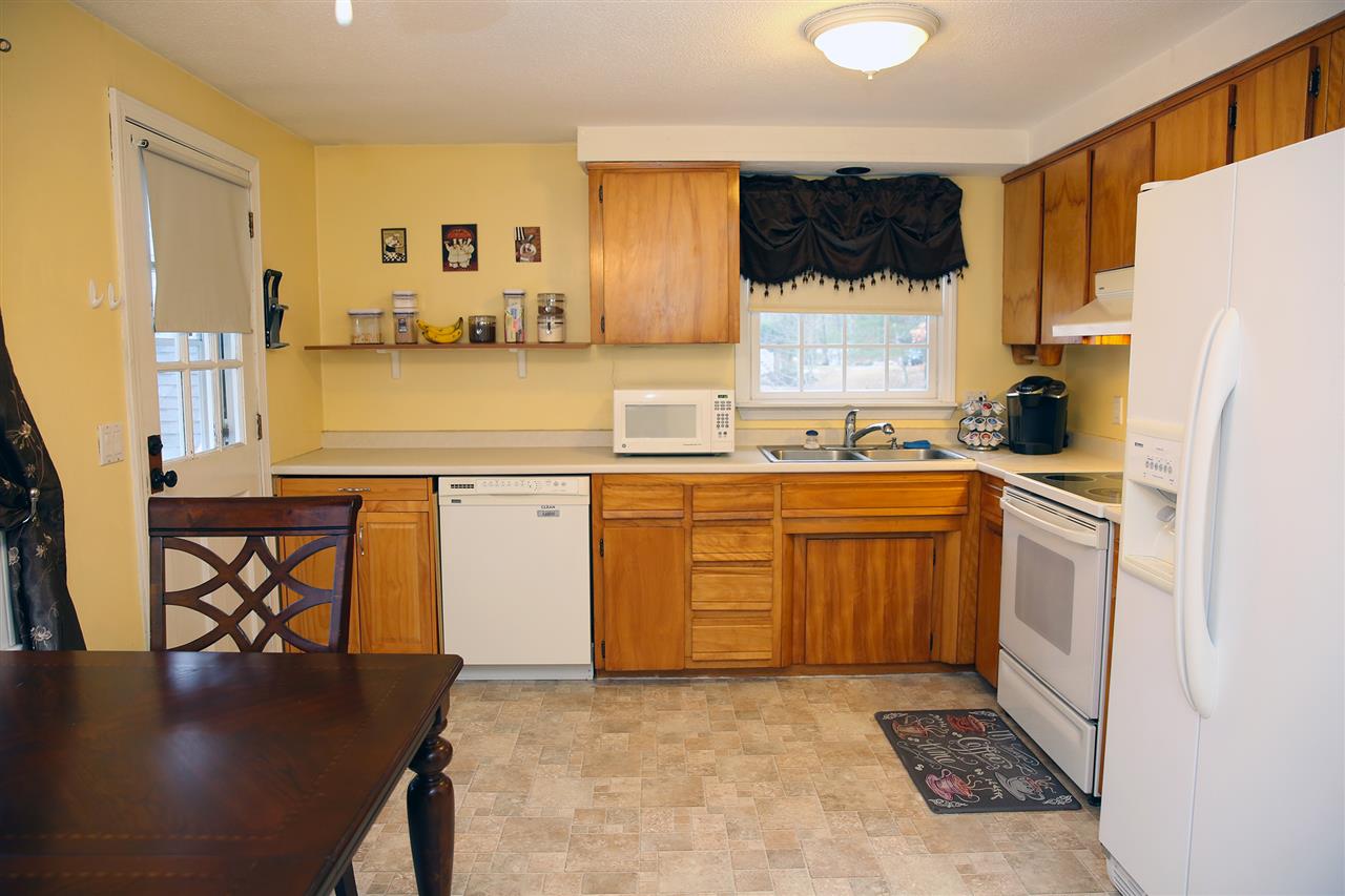 908 Mammoth Road Pelham, NH 03076 - Photo 11 of 20