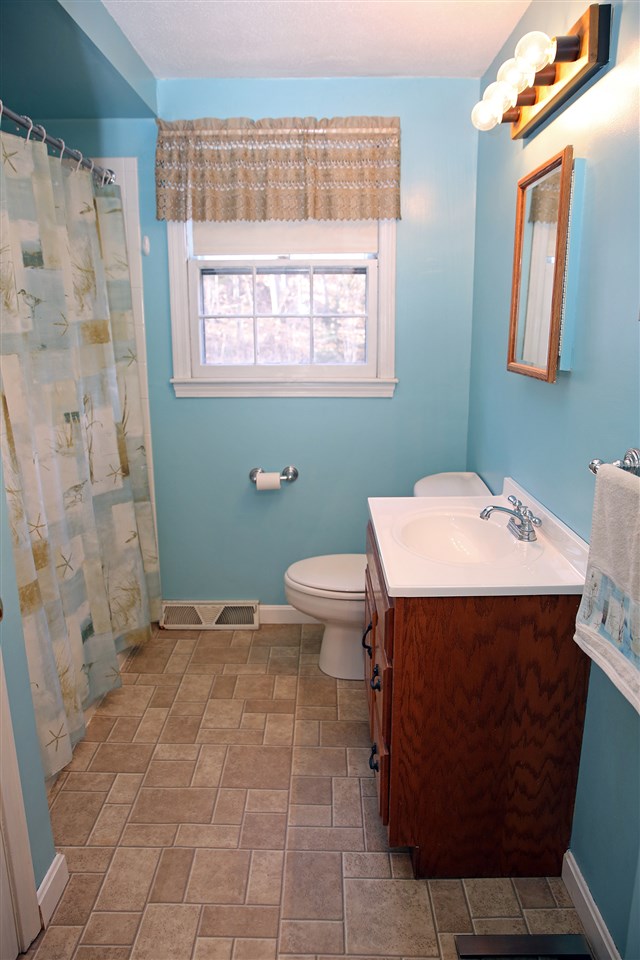 908 Mammoth Road Pelham, NH 03076 - Photo 16 of 20