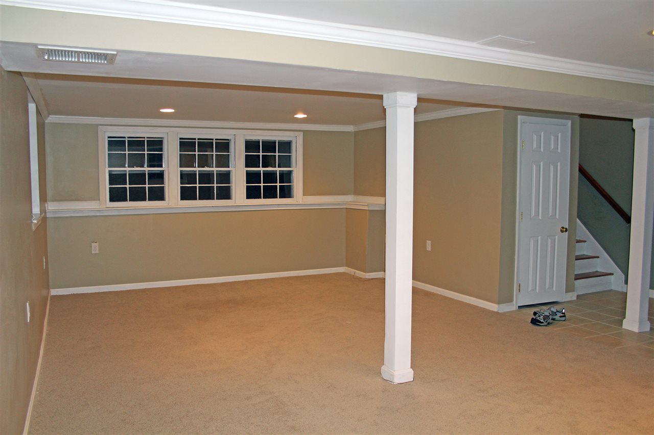 908 Mammoth Road Pelham, NH 03076 - Photo 18 of 20