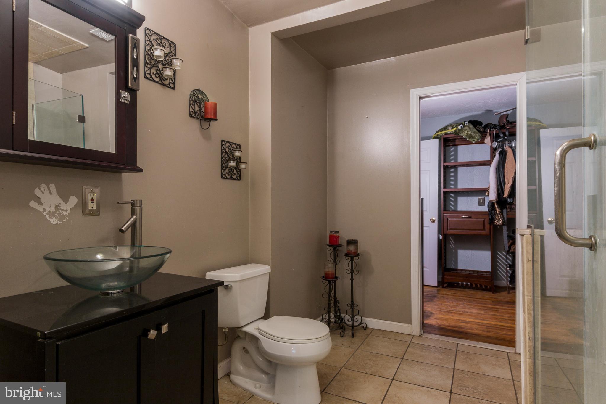1624 Bay Ridge Road Edgewater, MD 21037 - Photo 23 of 34 Master bathroom w/ 2nd walk-in closet!