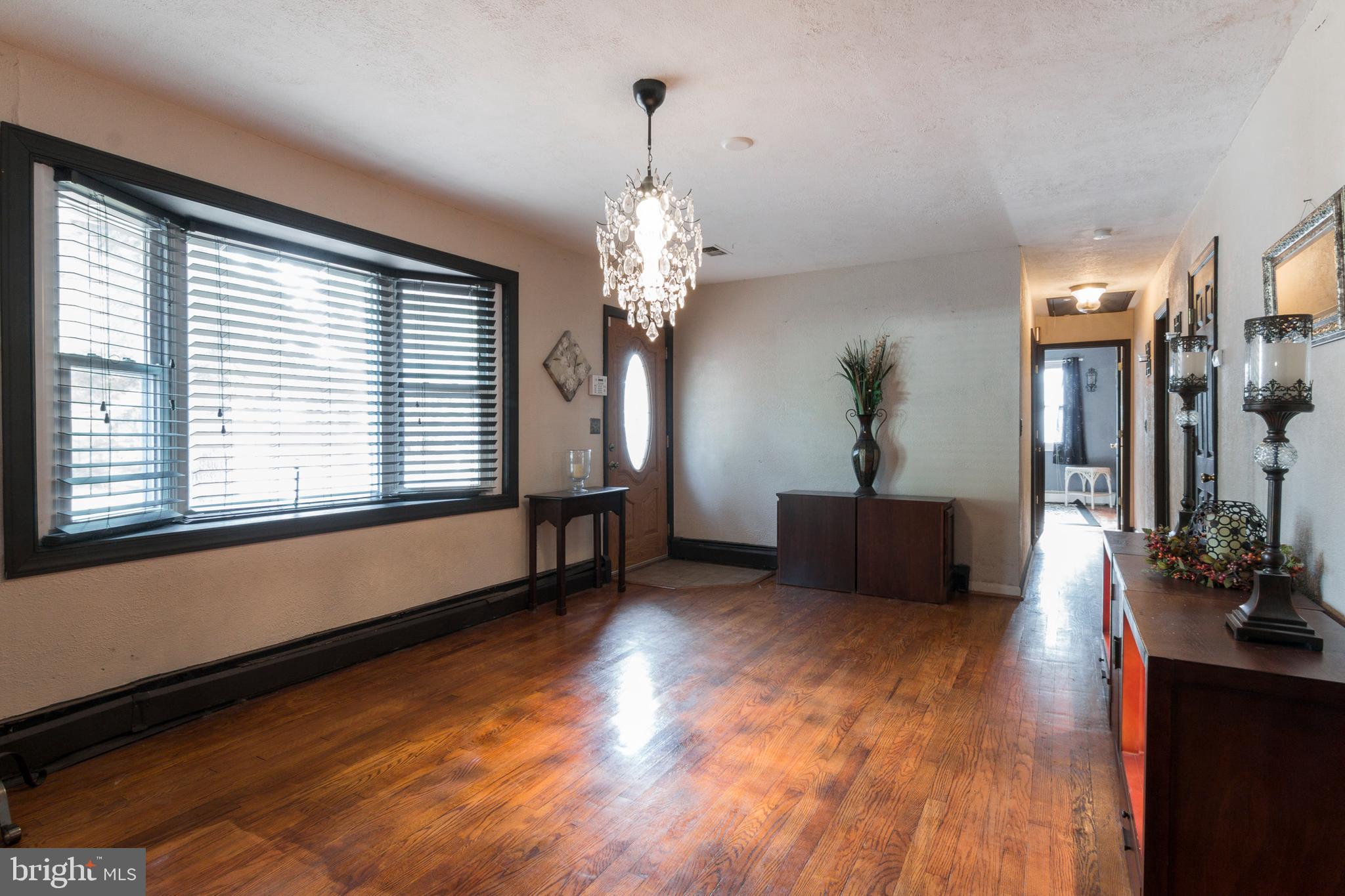 1624 Bay Ridge Road Edgewater, MD 21037 - Photo 4 of 34 Walk-in to the formal dining room or sitting room