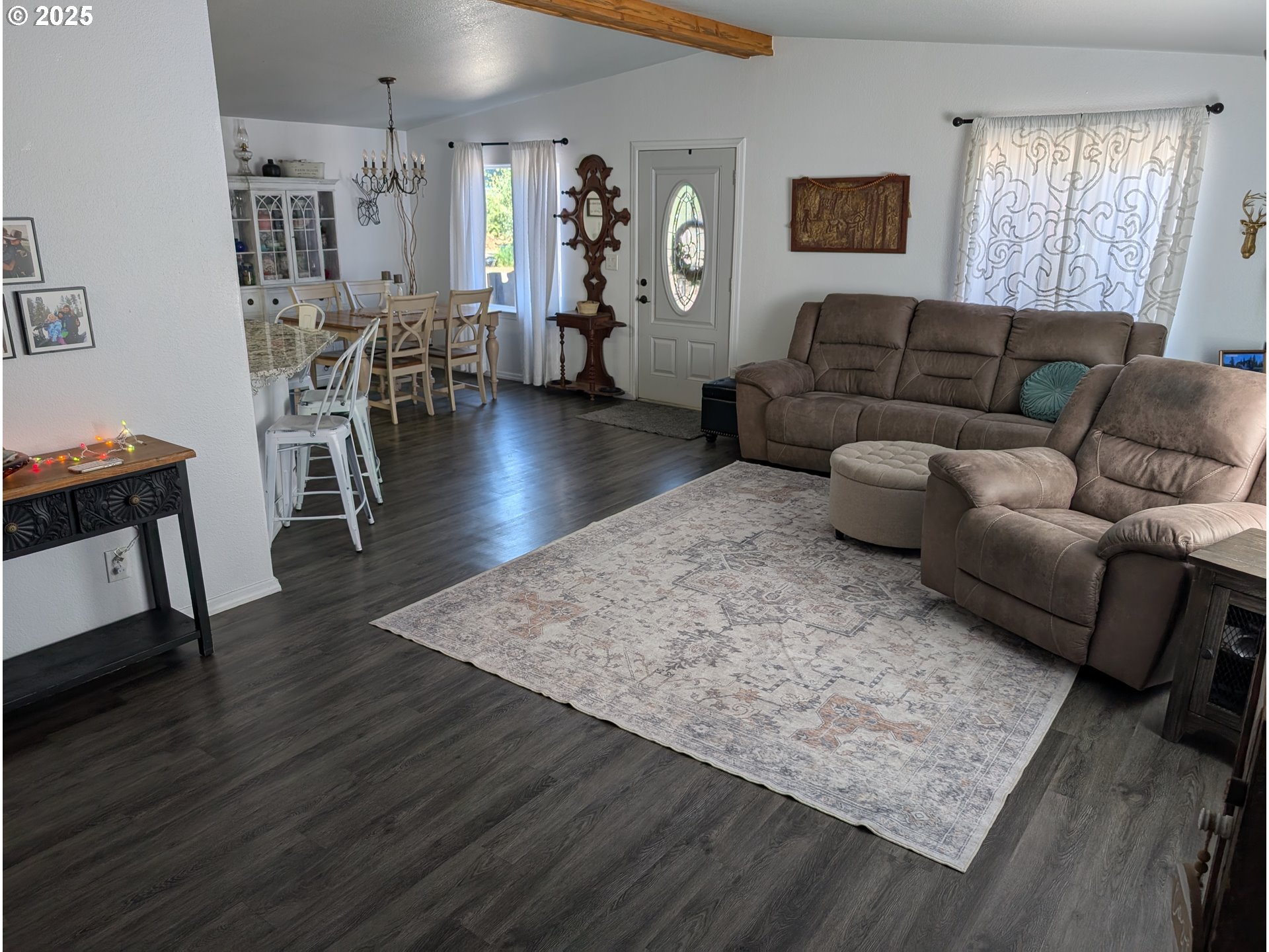 502 Columbus Street Elgin, OR 97827 - Photo 3 of 27 Living Room/Entrance