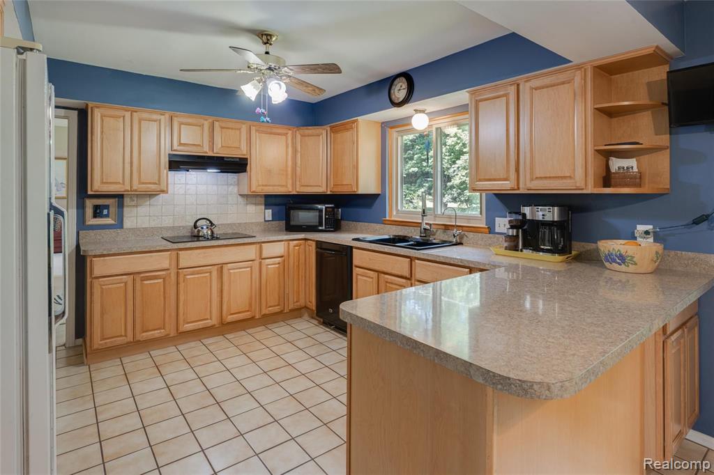 8220 Holcomb Road Clarkston, MI 48348 - Photo 12 of 31