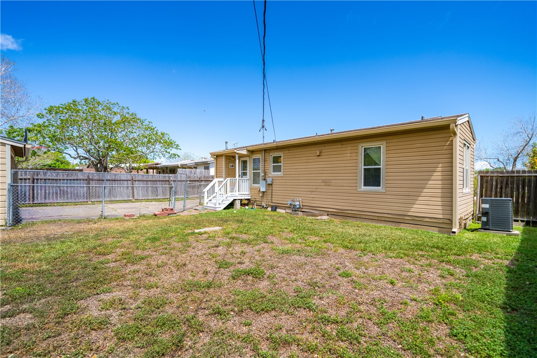 3651 Lawnview Street Corpus Christi, TX 78411 - Photo 30 of 38 a backyard of a house