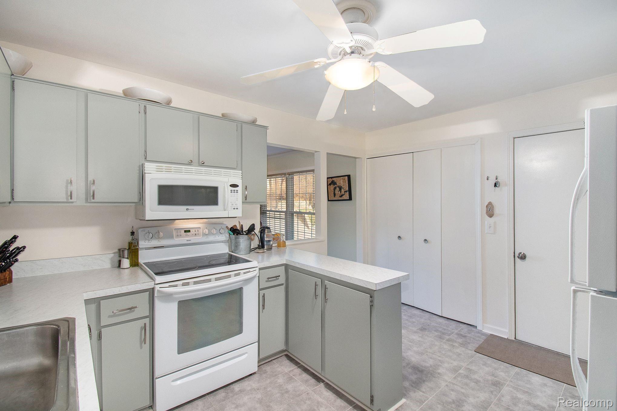 1366 Crescent Lane Rochester, MI 48306 - Photo 13 of 30 1366 Crescent- kitchen3.jpeg