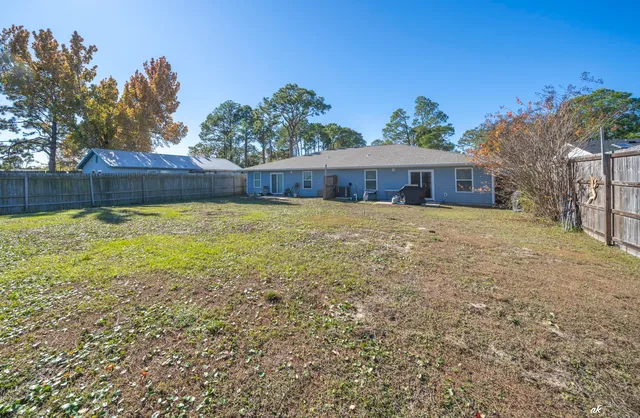 a view of a backyard