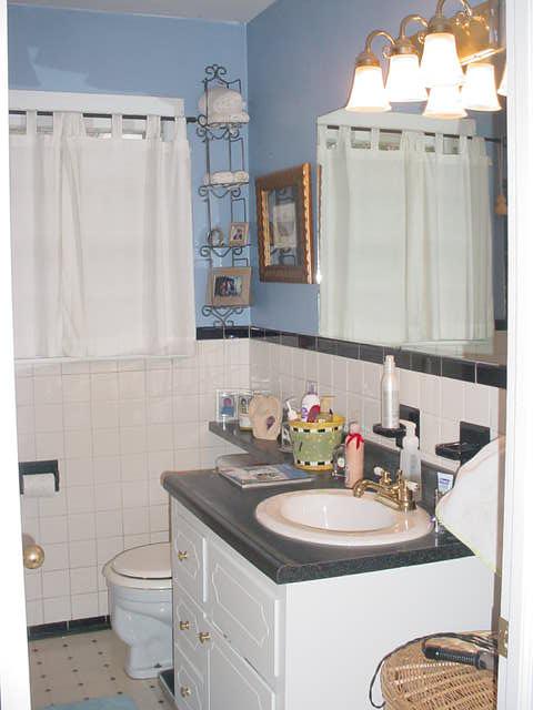 304 Highfield Road Salem, VA 24153 - Photo 5 of 17 Upstairs bathroom