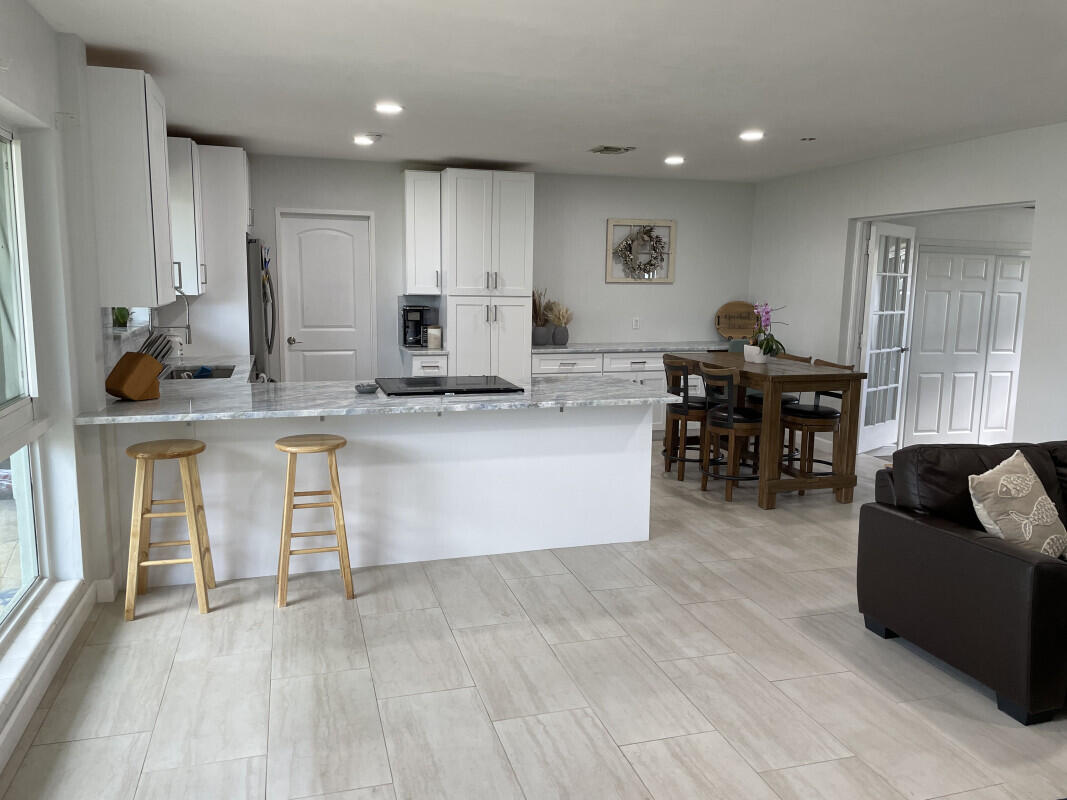 1072 Southwest 10th Avenue Boca Raton, FL 33486 - Photo 3 of 24 33537A9D-9C22-4FF0-877E-DAD8EE4FF1ACjpeg