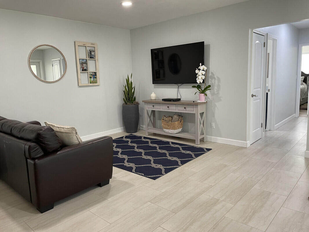 1072 Southwest 10th Avenue Boca Raton, FL 33486 - Photo 4 of 24 B5CD2B6B-89EC-478B-80C7-2DB9FD44FE5Ajpeg