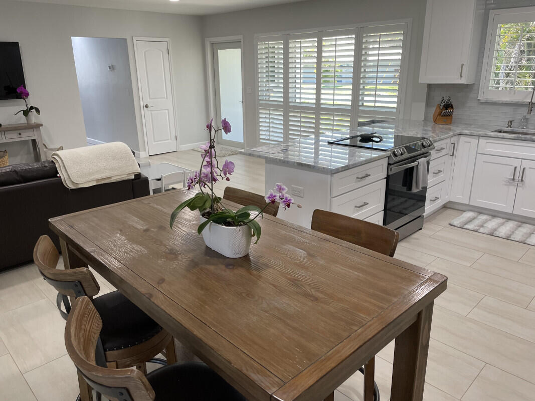 1072 Southwest 10th Avenue Boca Raton, FL 33486 - Photo 6 of 24 BBA488D6-96DA-4A0E-A4E5-C4F52C6146C7jpeg