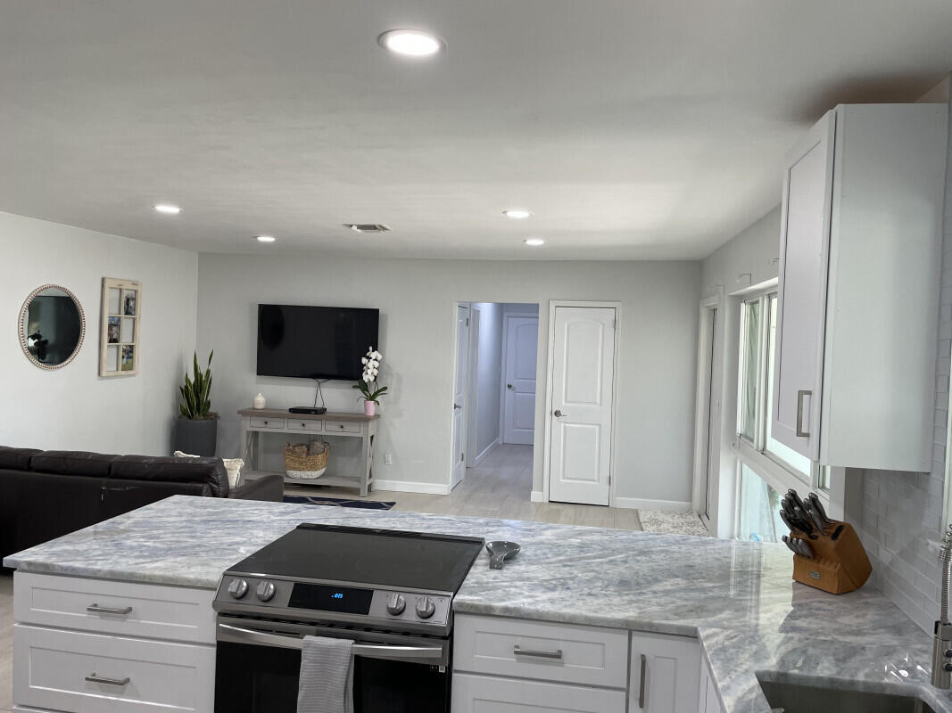 1072 Southwest 10th Avenue Boca Raton, FL 33486 - Photo 8 of 24 5BF1B104-A442-45FD-AA04-5F8448B87AECjpeg