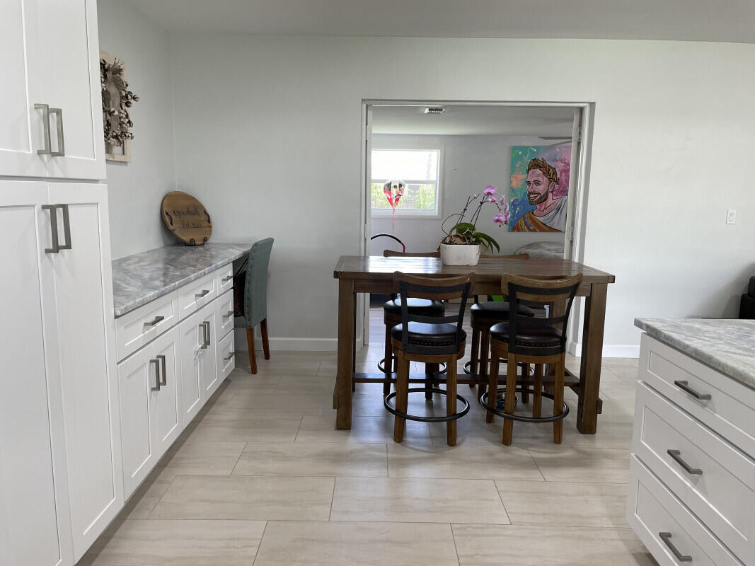 1072 Southwest 10th Avenue Boca Raton, FL 33486 - Photo 9 of 24 051C9BE5-C64C-4EFB-BF0A-AE07F2EF5C2Djpeg