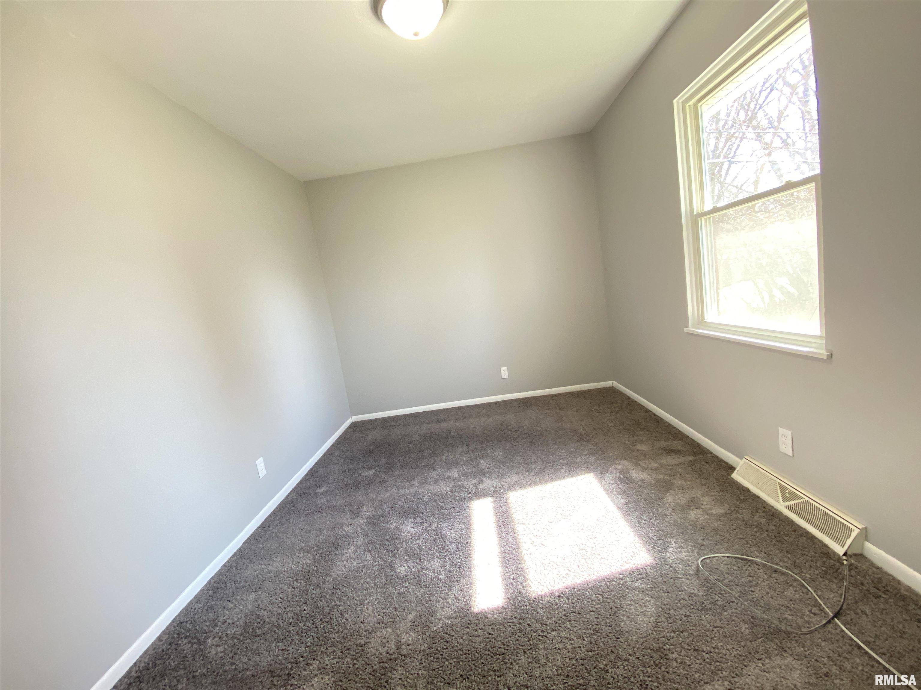 6623 North Randwick Road Peoria, IL 61615 - Photo 11 of 22 Gallery Image 11