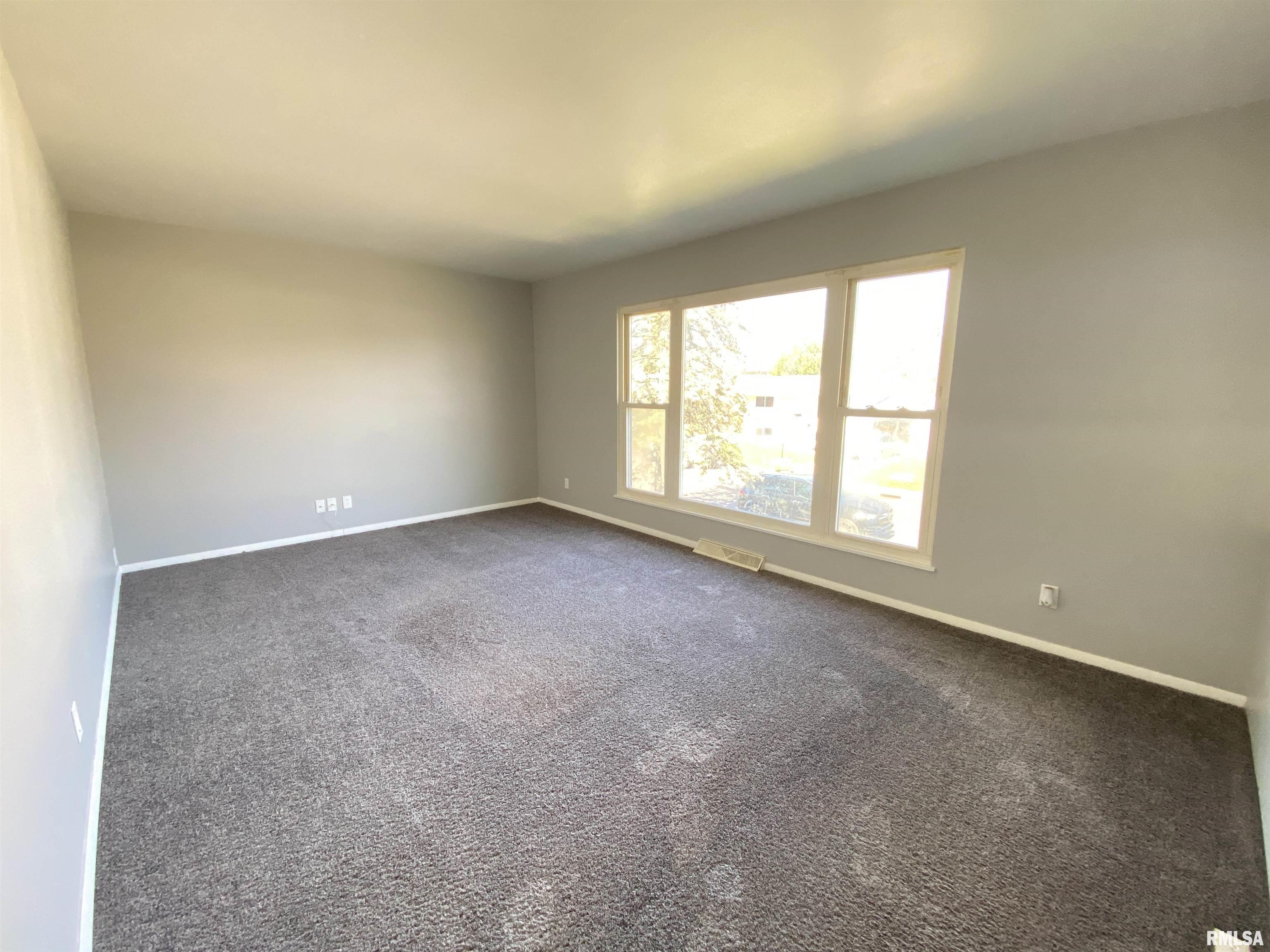 6623 North Randwick Road Peoria, IL 61615 - Photo 3 of 22 Gallery Image 3