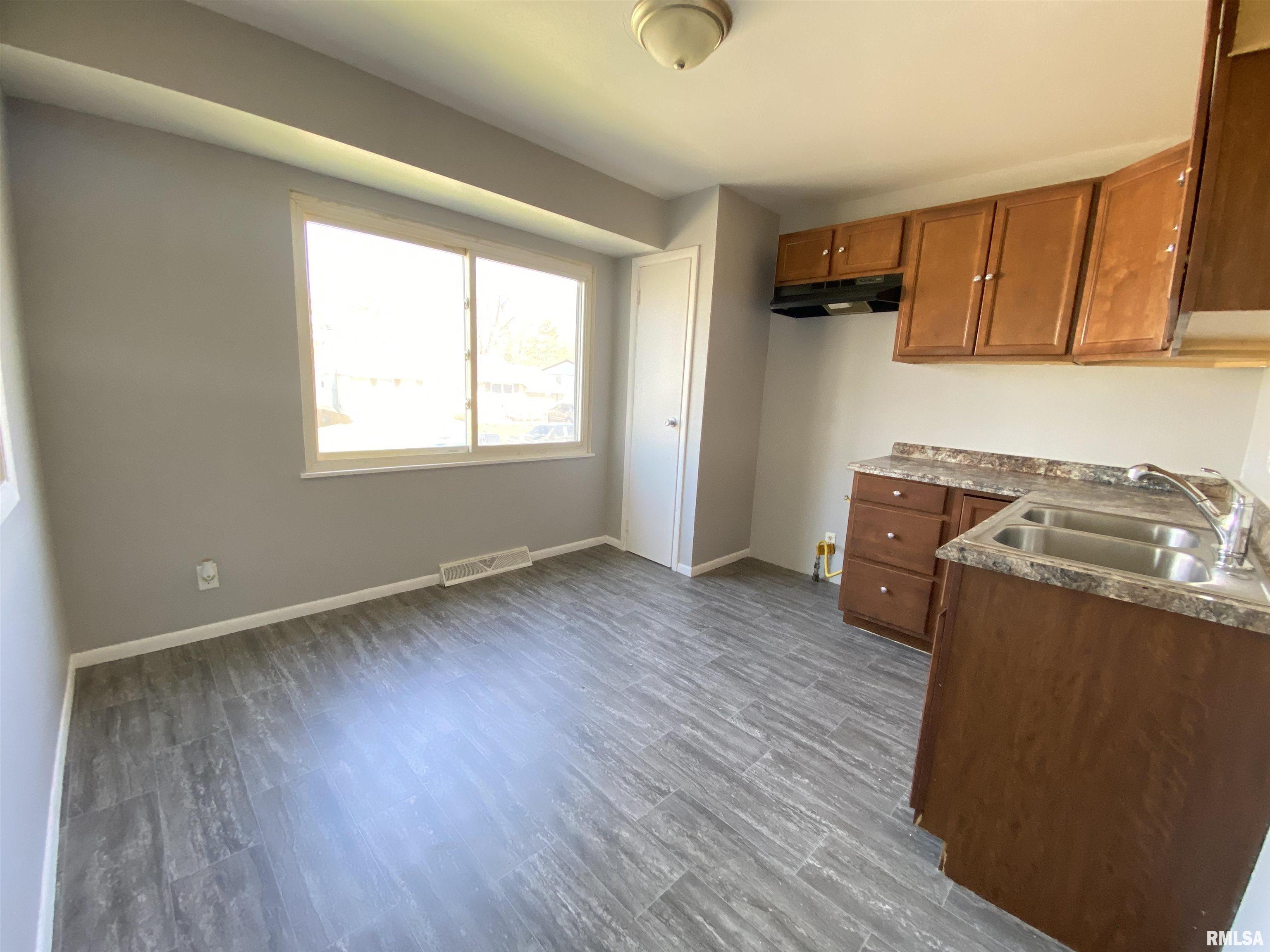 6623 North Randwick Road Peoria, IL 61615 - Photo 6 of 22 Gallery Image 6