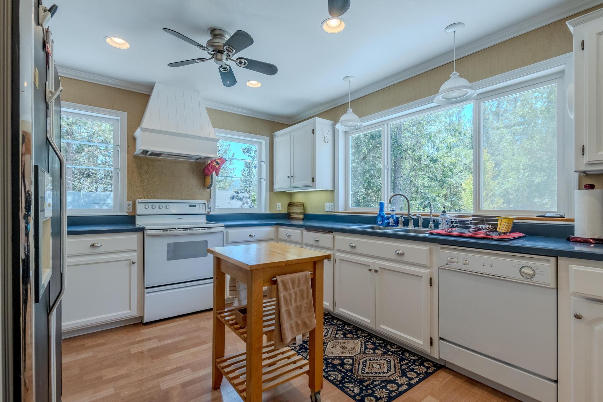 7888 Redthorne Road Rogue River, OR 97537 - Photo 16 of 48 Kitchen 3