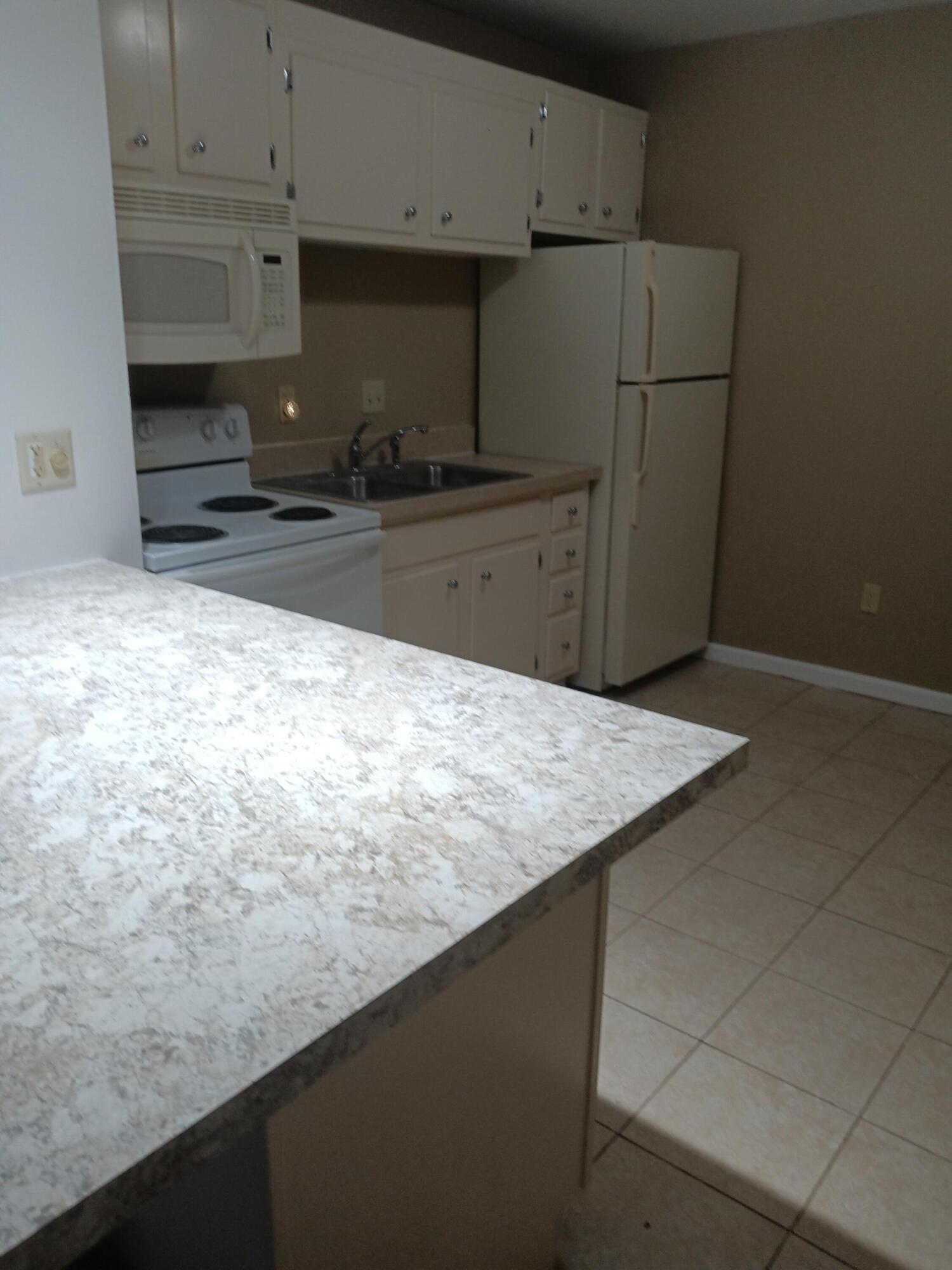 756 West Kilgore Road, Unit 204 Kalamazoo, MI 49008 - Photo 7 of 28 IMG_20260307_141323