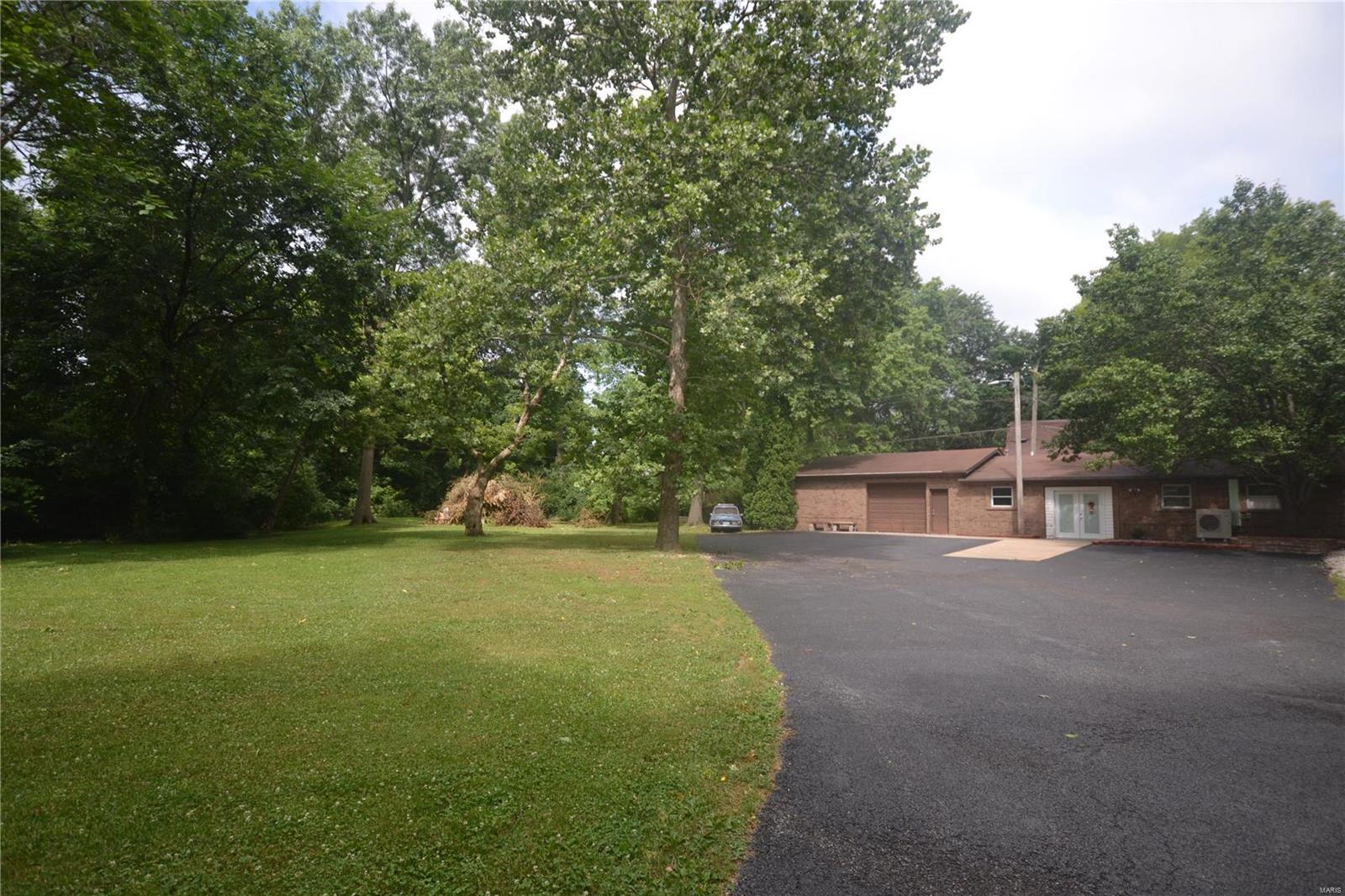 8 Dexter Lane Belleville, IL 62221 - Photo 3 of 19