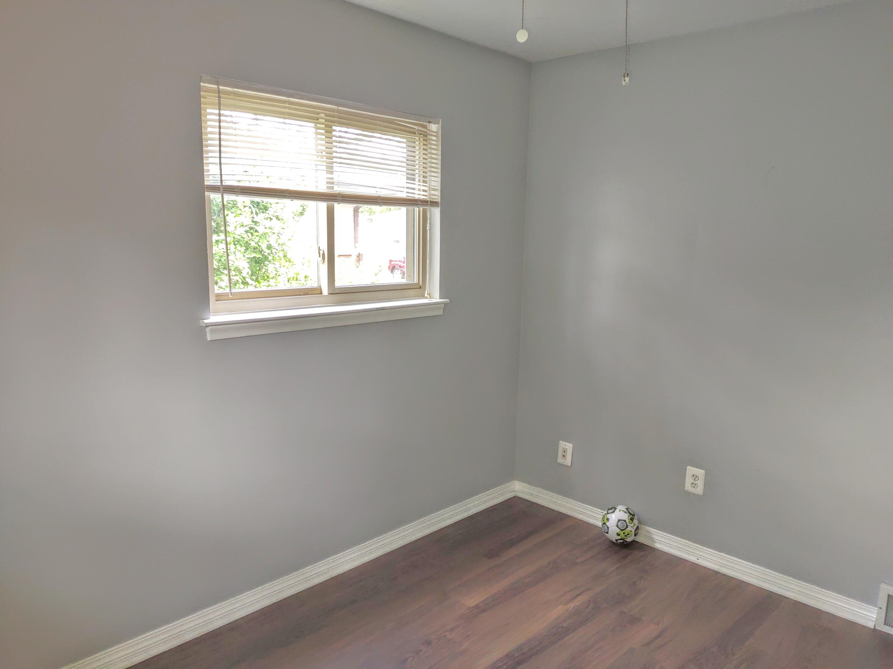 2410 Middlefield Road Trenton, MI 48183 - Photo 18 of 44 17 - Bedroom 2