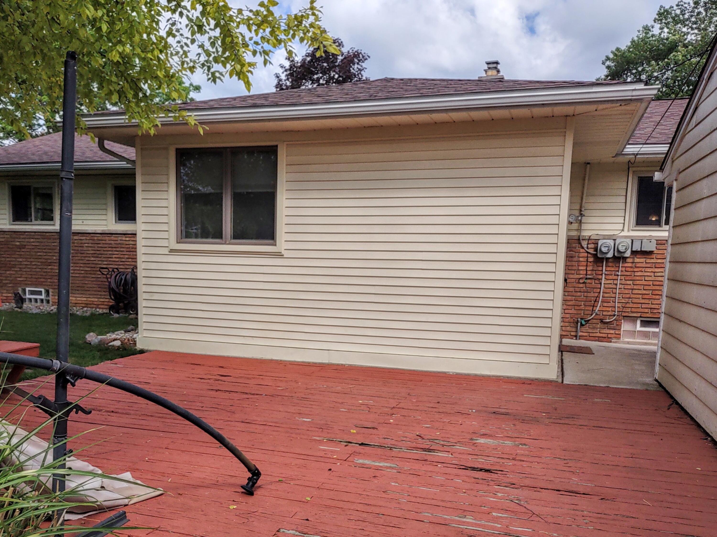 2410 Middlefield Road Trenton, MI 48183 - Photo 40 of 44 39 - Deck Area