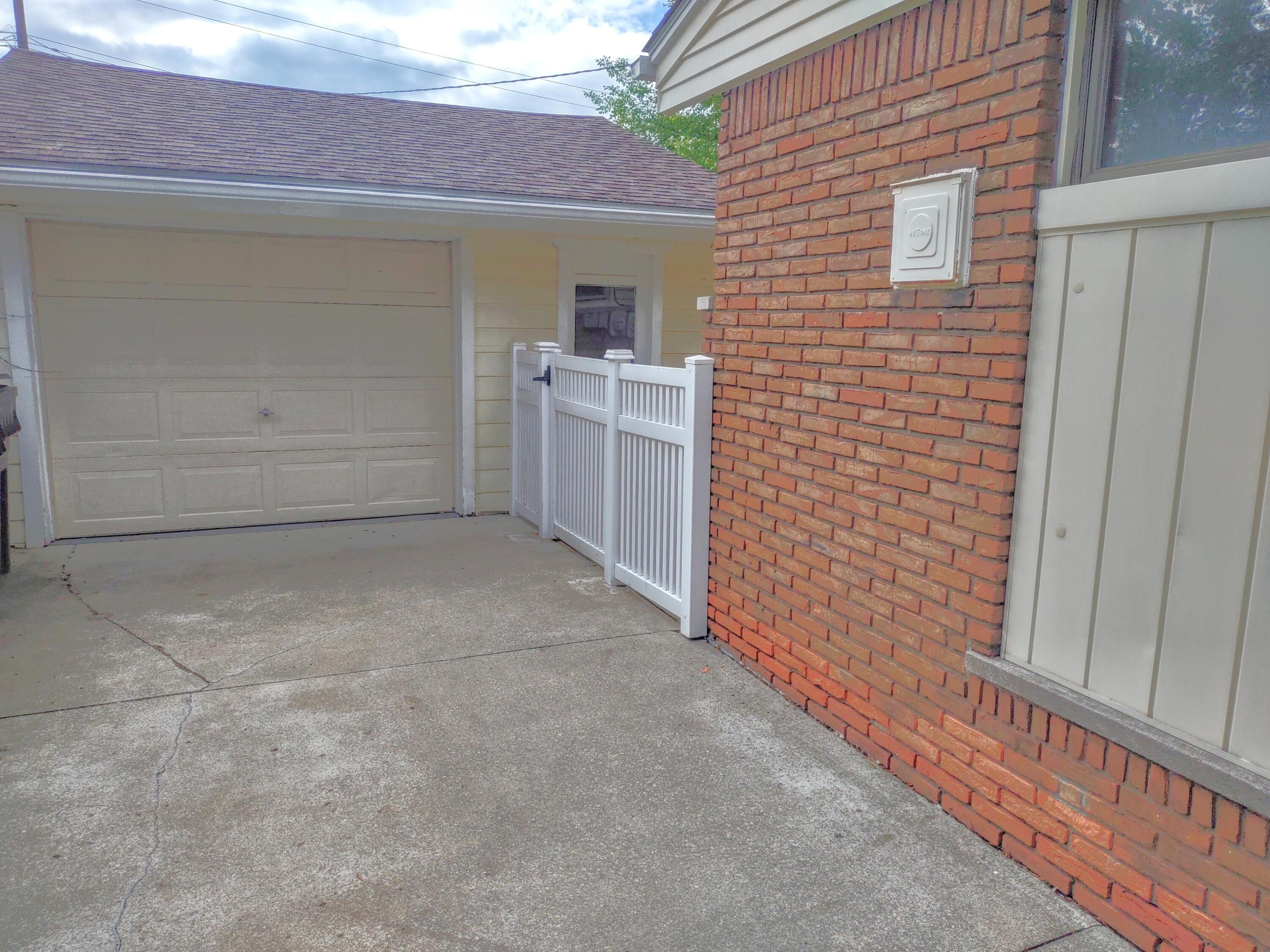 2410 Middlefield Road Trenton, MI 48183 - Photo 42 of 44 41 - Driveway Area