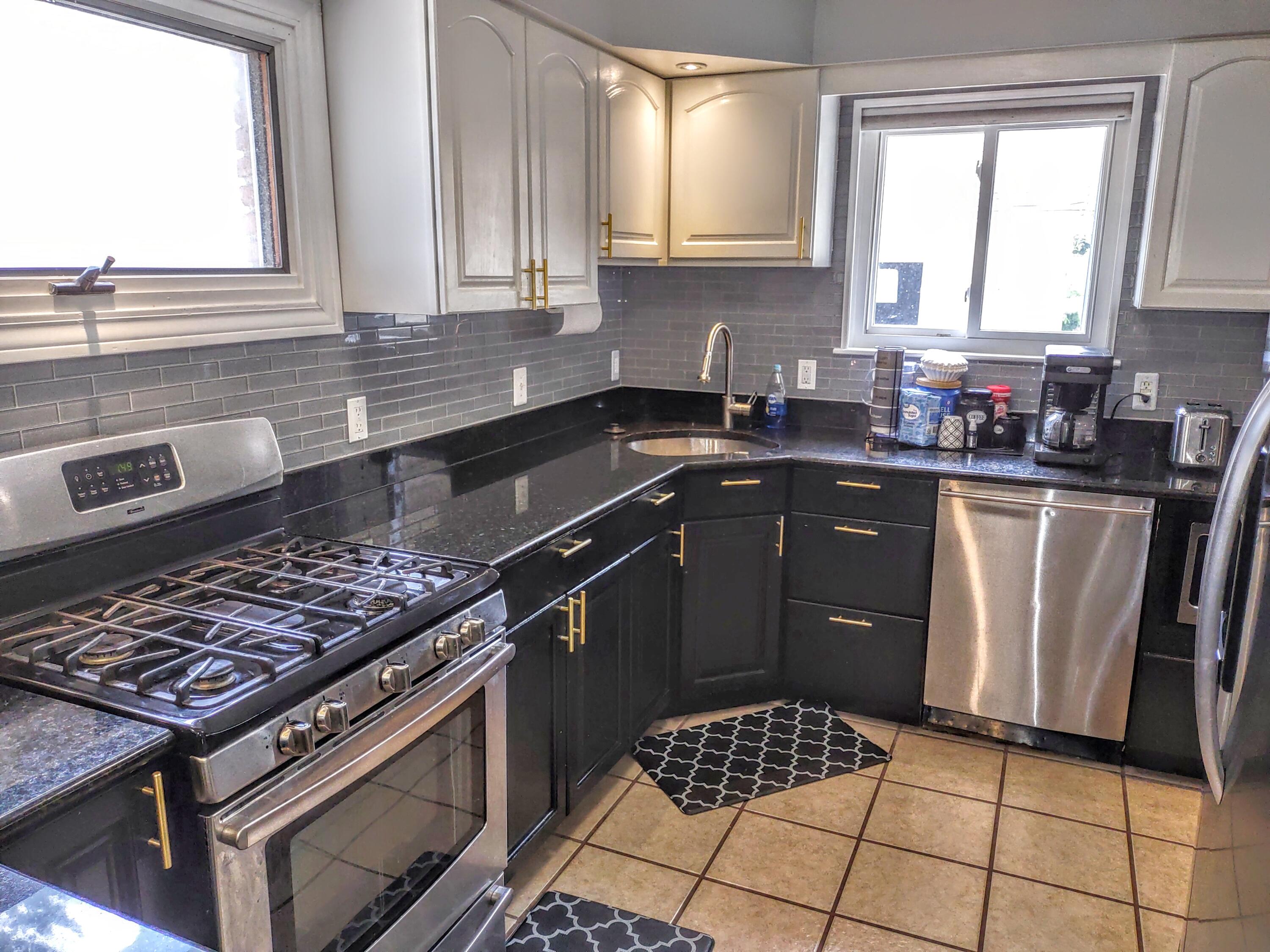 2410 Middlefield Road Trenton, MI 48183 - Photo 10 of 44 08 - Kitchen