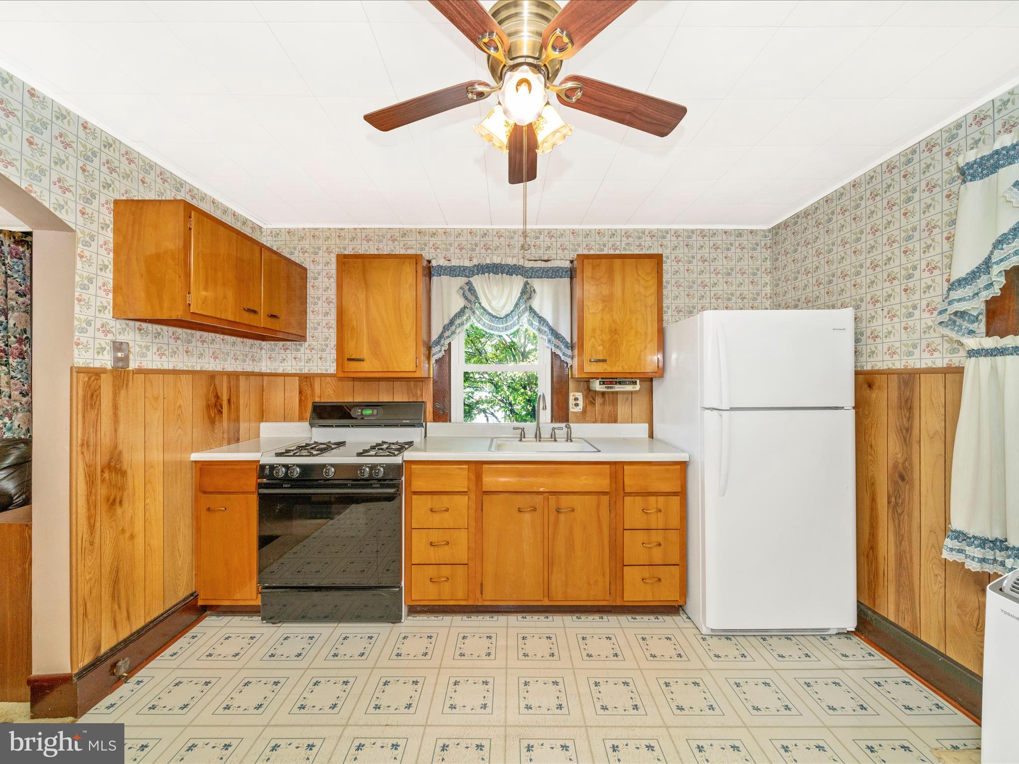 7 West B Street Brunswick, MD 21716 - Photo 10 of 48 Eat-In Kitchen
