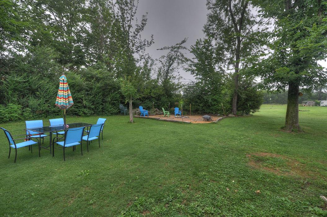 1103 Centerville Road Lebanon, TN 37087 - Photo 16 of 30 a view of a sitting area with a table and chairs