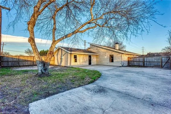 $2,275 | 4321 Mountain View Drive, Corpus Christi, TX 78410