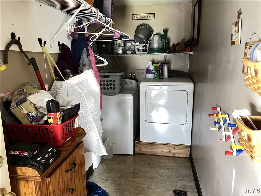 5462 Bear Road Clay, NY 13212 - Photo 5 of 19 Mud Room