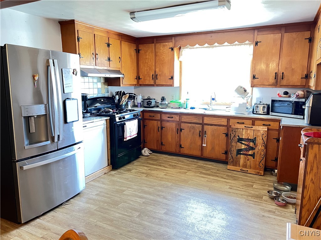 5462 Bear Road Clay, NY 13212 - Photo 6 of 19 Kitchen