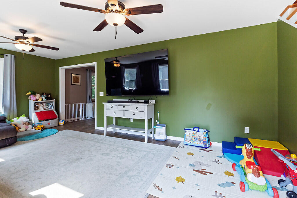 1012 Lakewood Road Madison, ME 04950 - Photo 23 of 63 Living Room