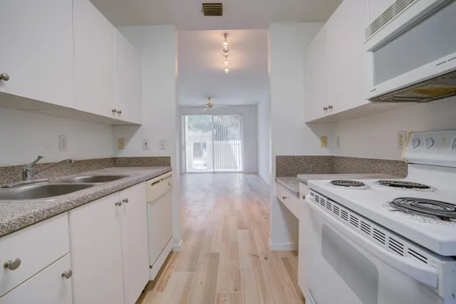 $1,900 | 1136 Town Center Drive, Unit 11, Jupiter, FL 33458