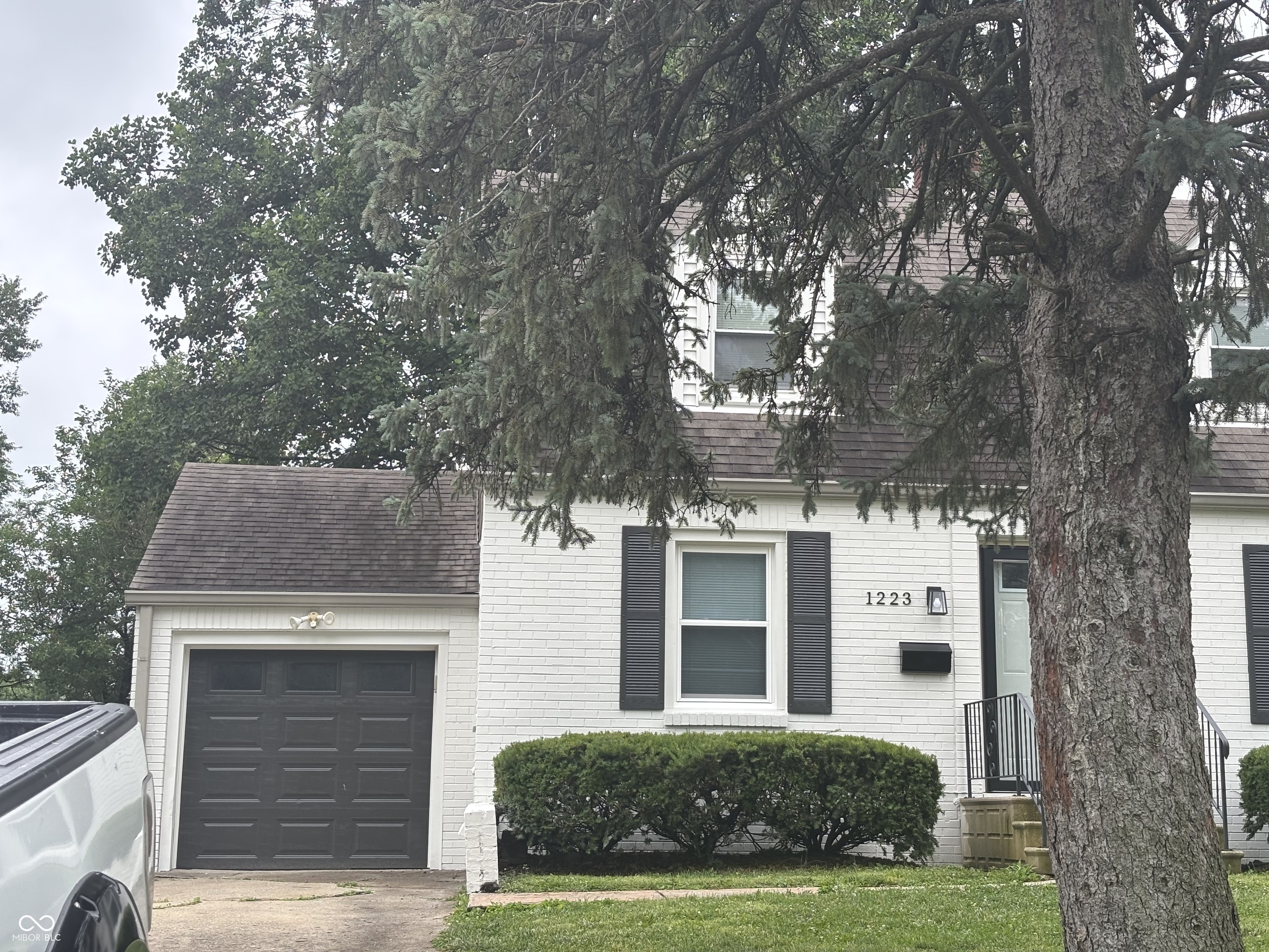 1223 East Thompson Road Indianapolis, IN 46227 - Photo 2 of 49