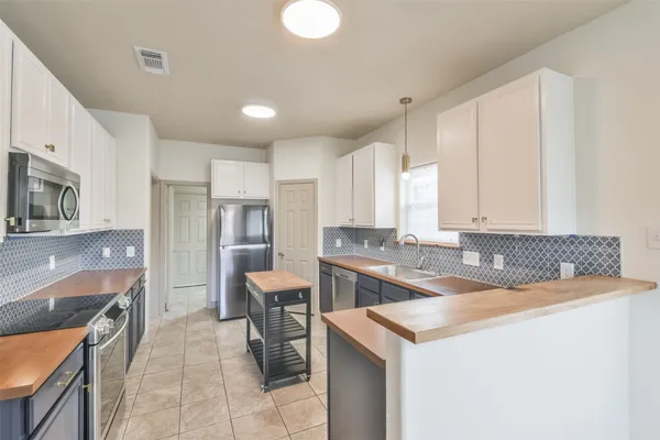 $1,950 | 10909 Redbird, Conroe, TX 77385