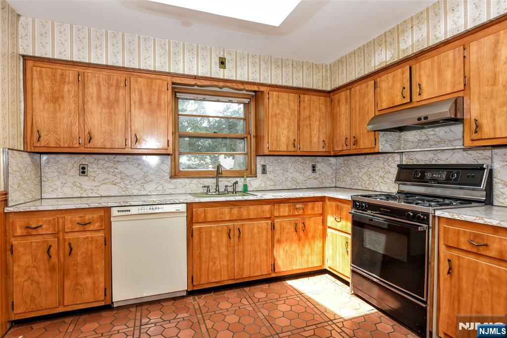 479 Goffle Road Wyckoff, NJ 07481 - Photo 11 of 34 Gallery Image 11