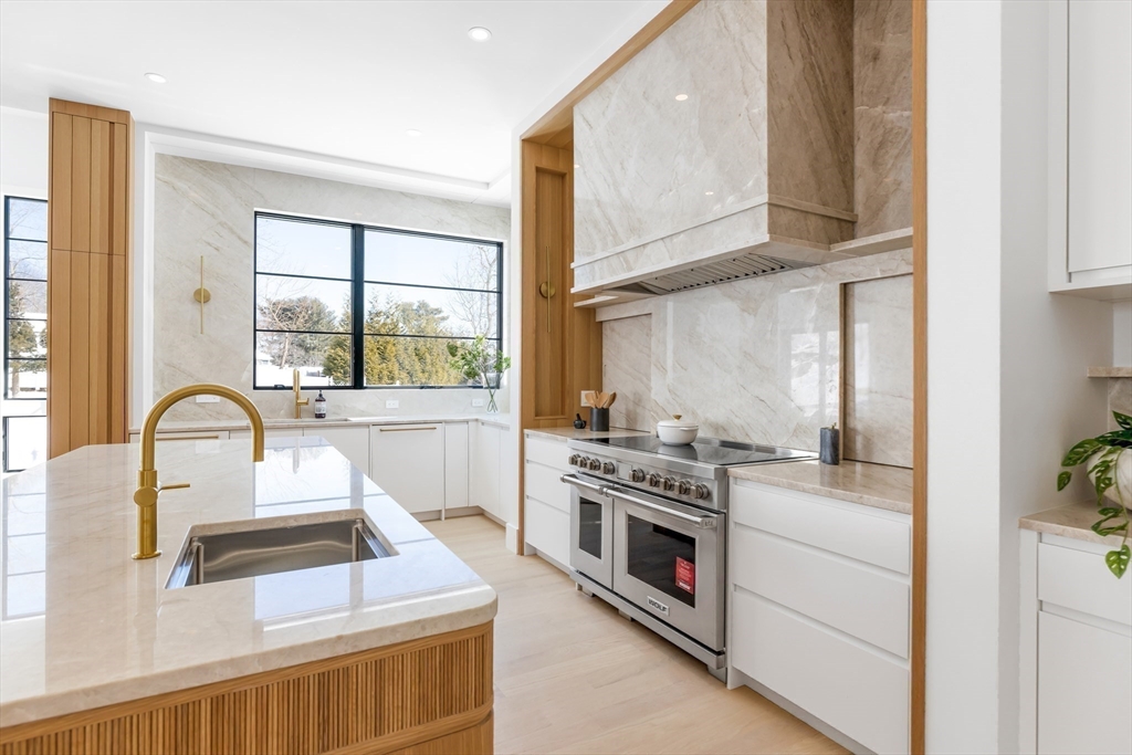 28 Dorothy Road Newton, MA 02459 - Photo 4 of 27