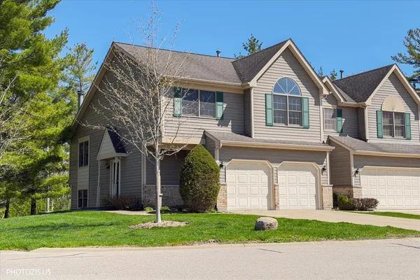 $329,900 | 102 River Bluff Court, Carpentersville, IL 60110